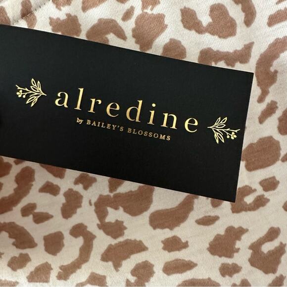 Alredine by Bailey’s Blossoms Leopard Long Sleeve Top NEW - Picture 5 of 6